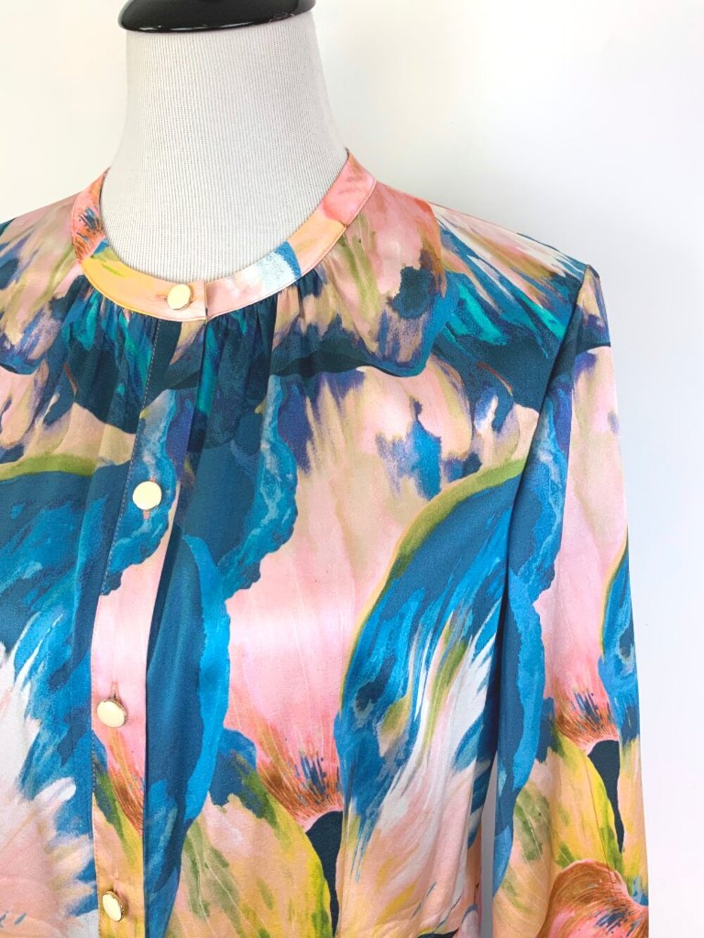 New St. John Collection Silk Floral Watercolor Blue Pink Blouse Sz 8 - Picture 4 of 16